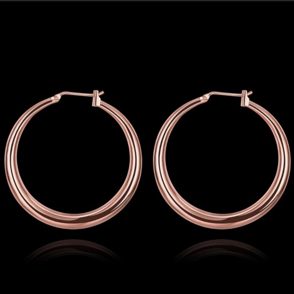 ¥ NEW 18K ROSE GOLD 1.5” ROUND HOOPS - Picture 3 of 4